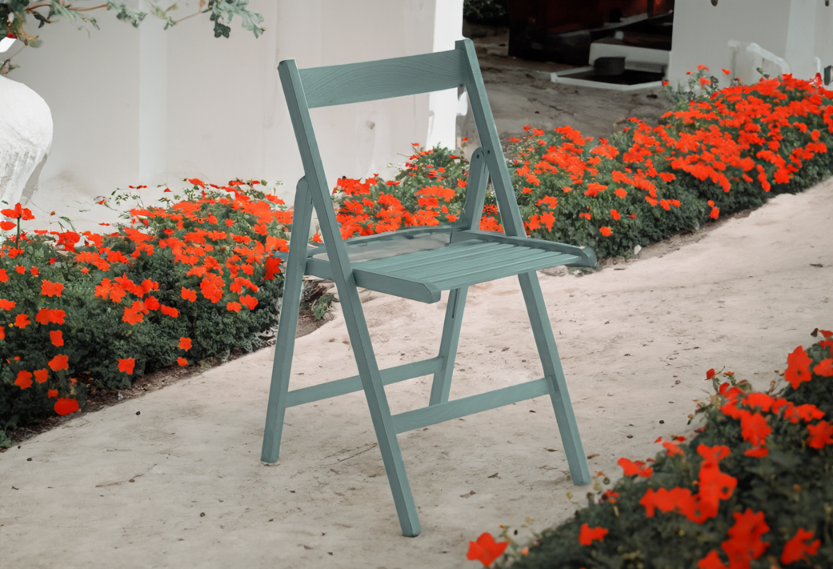 Η καρέκλα τοποθετημένη σε ένα κήπο